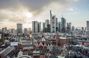 Die Wohnungssituation in Frankfurt am Main ist geprägt von einer steigenden Nachfrage nach Wohnraum und einer begrenzten Verfügbarkeit von bezahlbaren Optionen.