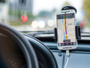 Smartphone spielen mittlerweile im Auto eine große Rolle