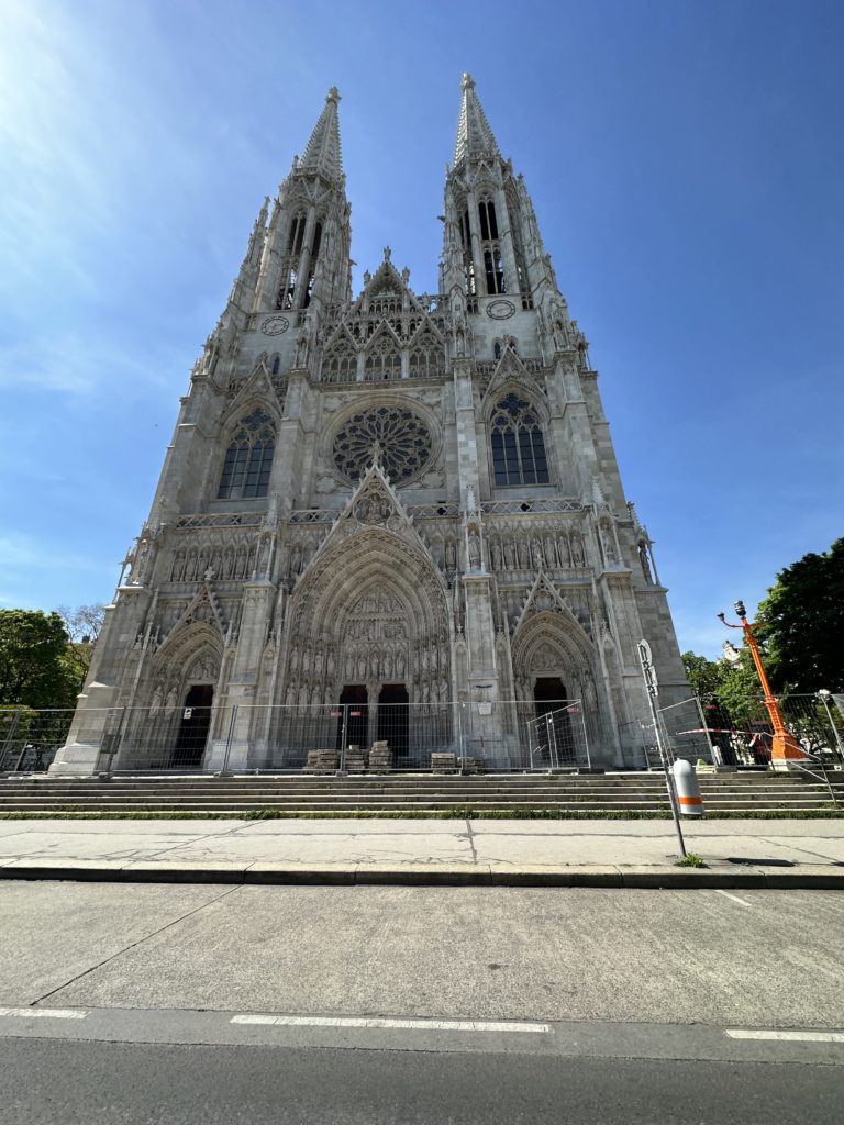 Die Votivkirche in Wien erstrahlt in neuem Glanz. Winter- sowie Sommerurlaub in Österreich & Städtereise Wien sowie Ferien in den Alpen
