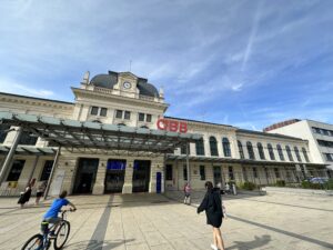 Niederösterreich ist ein großes Bundesland, das mit dem Auto oder mit der Bahn bereist werden kann.