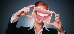 Zähne zu bleichen ist mittlerweile etwas Alltägliches, allerdings sollte man dabei einige wichtige Punkte in Sachen Gesundheit beachten