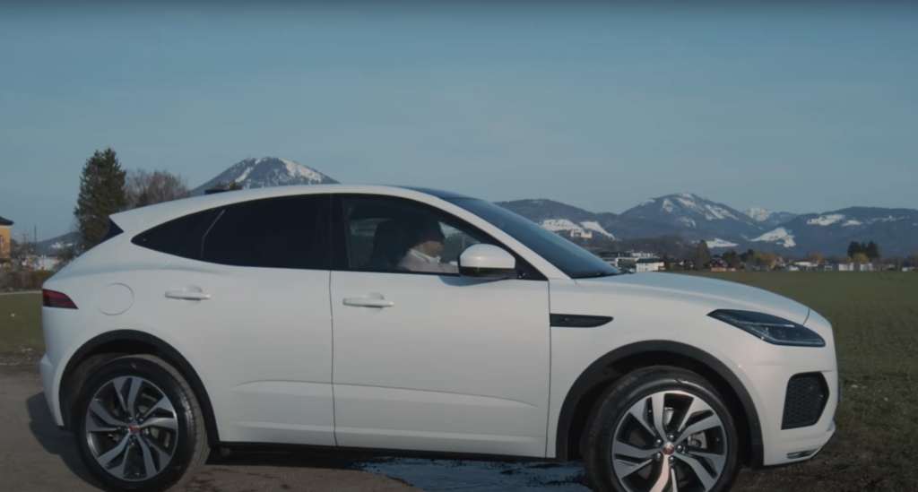 Gerade die Plugin-Hybrid-Version des E-PACE begeistert aufgrund ihrer Leistung