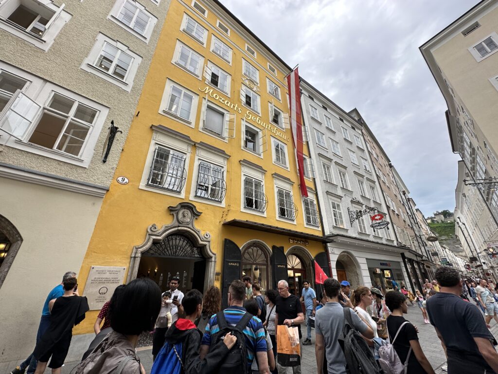 Ein Besuch in Salzburg im Sommer verspricht eine perfekte Verbindung von Kultur, Natur und Geschichte. 