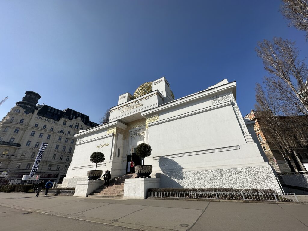 Das markante Gebäude der Wiener Secession, entworfen von Joseph Maria Olbrich, ist ein architektonisches Meisterwerk in der Bundeshauptstadt