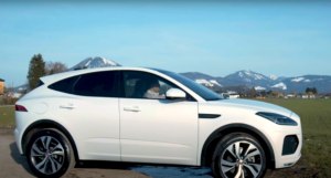 Plug-in-Hybrid Fahrzeuge besitzen eine kleinere Batterie als vollelektrische Autos, können aber auch mit einem Verbrennungsmotor fahren. Google versorgt Plug-in-Hybridautos mit Solarenergie.