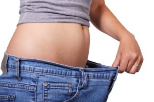 Gegen unnötige Pfunde kann man auch mit Proteinpulver und Fitness kämpfen